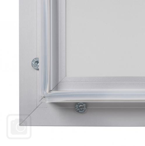 Venkovní vitrína, s hliníkovým rámem v barvě stříbrného eloxu, speciální bezpečnostní (tvrzené) sklo